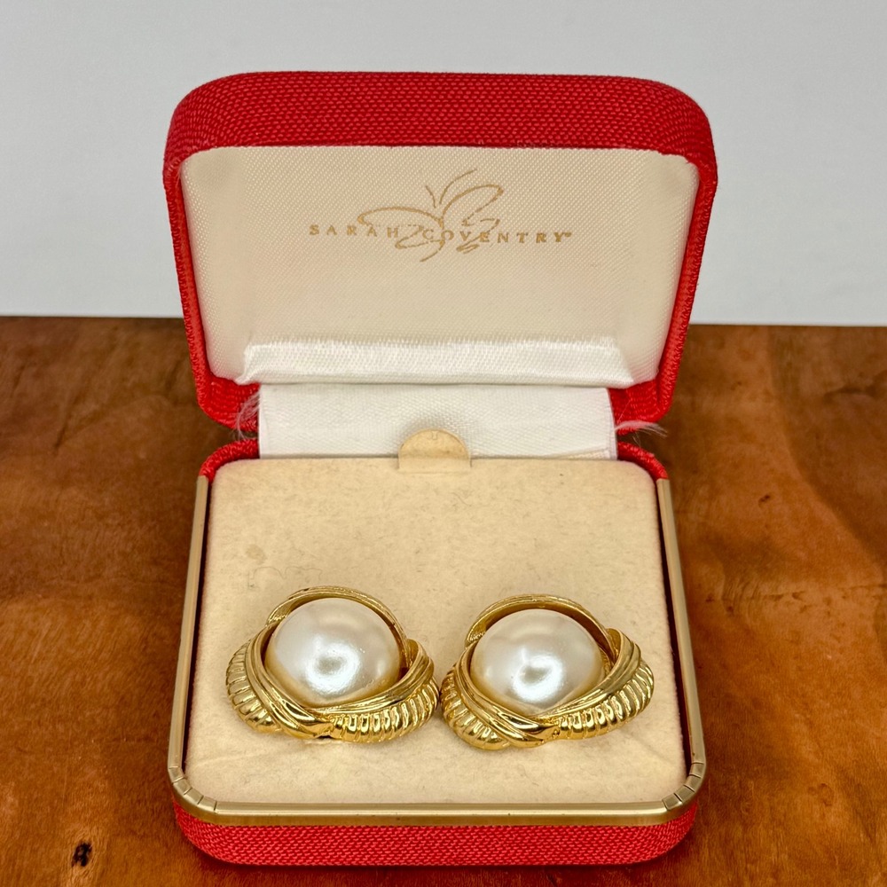 Vintage Sarah Coventry Gold Tone Faux Pearl Ribbed Swirl Clip On Earrings Boxed